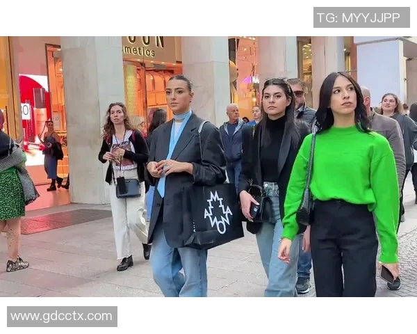 足球明星街头闲逛揭秘他们的时尚选择与生活趣事